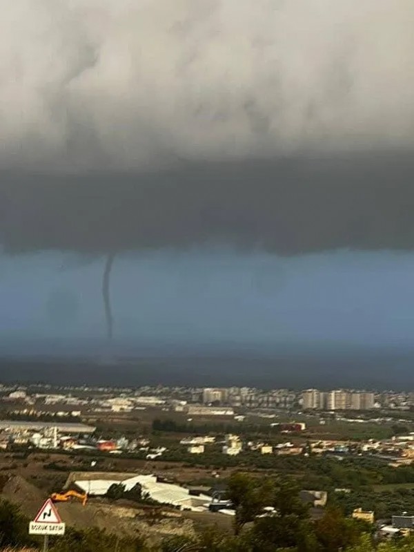 Hatay’ı sağanak vurdu! Engelli kadın için zamanla yarıştılar
